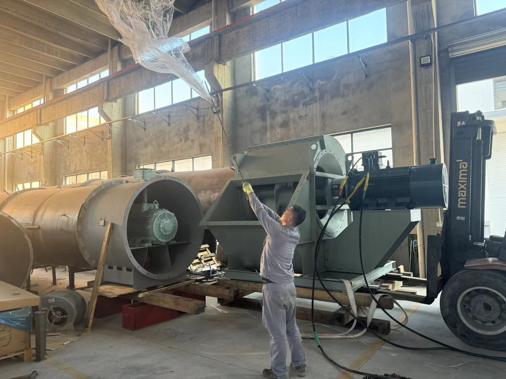 公司23萬風(fēng)量 200kw的船用防爆風(fēng)機(jī)試機(jī)成功(圖2) 57b601100b5f855f17deba9024d1c48.jpg