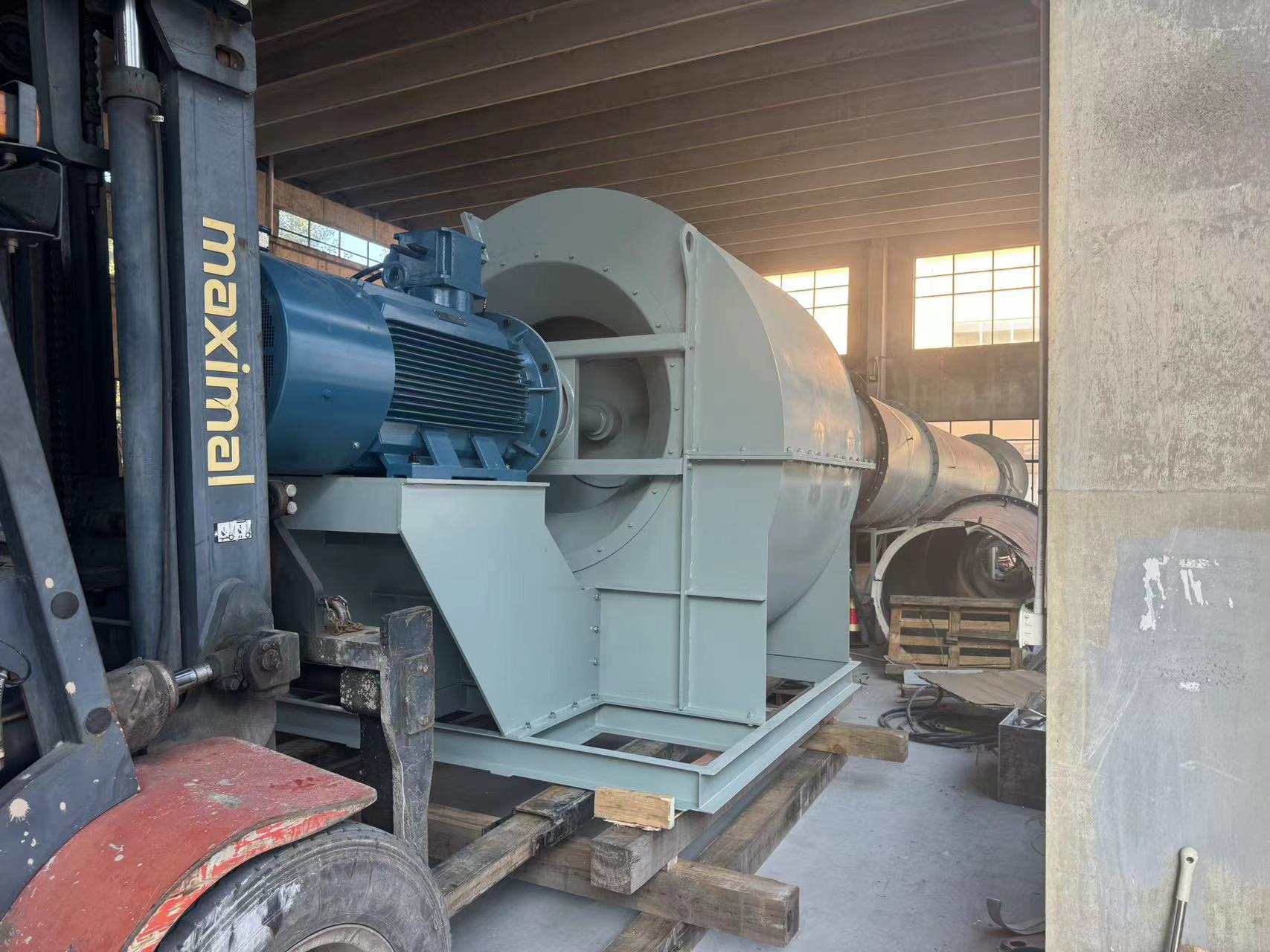 公司23萬風(fēng)量 200kw的船用防爆風(fēng)機(jī)試機(jī)成功(圖1) 96d6e29cb9acd9db128d25f81766d5a.jpg